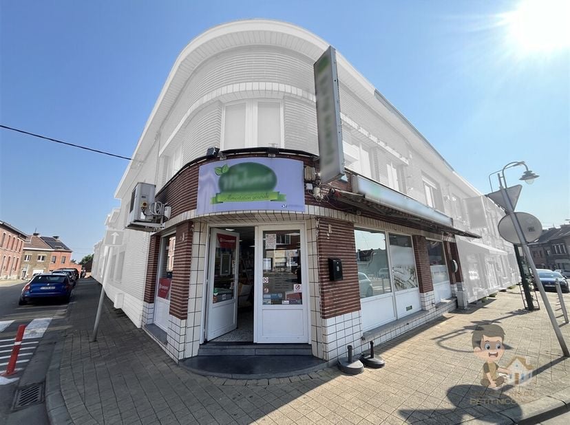 Les maisons du petit Nicolas a le plaisir de vous présenter ce commerce au coeur de Châtelineau !<br />
Superficie du commerce : 100m²<br />
Revenu lo