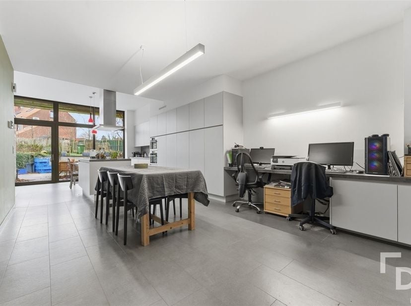 In het centrum van Ieper, op slechts van 170 meter van de Menenpoort, vinden we deze duurzame woning.<br />
De woning onderging doorheen de jaren sed