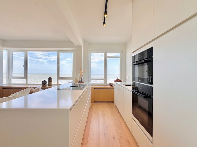 Dit SMAAKVOL &amp;amp; LUXUEUS GERENOVEERD appartement met 3 SLAAPKAMERS &amp;amp; FENOMENAAL ZEEZICHT bevindt zich op de Zeedijk te Blankenberge. Dit LUMINEU