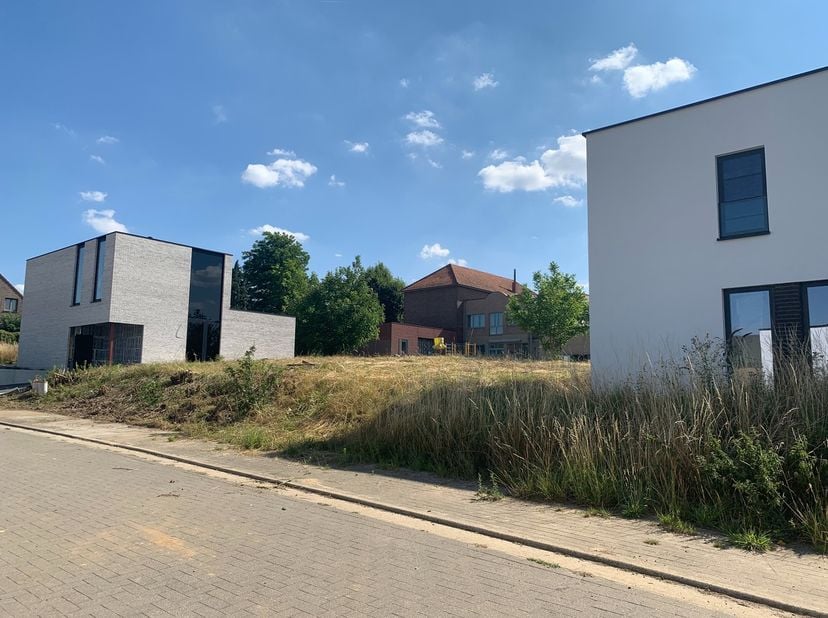 In het landelijke Zichen-Zussen-Bolder, deelgemeente van Riemst, vinden we deze mooie bouwgrond voor een open bebouwing terug.<br />
<br />
Het percee