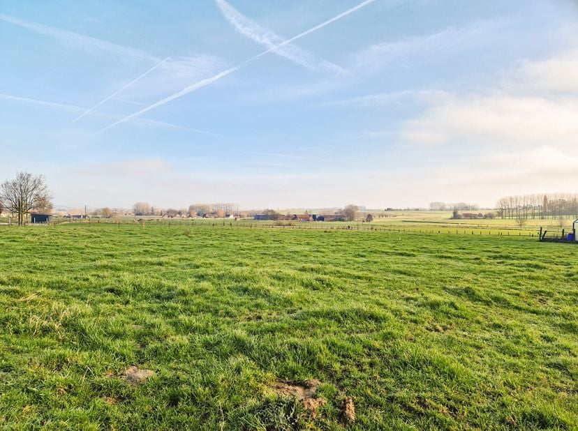 Ontdek deze prachtige bouwgrond van 11a 50ca, een zeldzame kans om uw vastgoedproject snel en met een gerust hart te realiseren.<br />
Ideaal gelegen