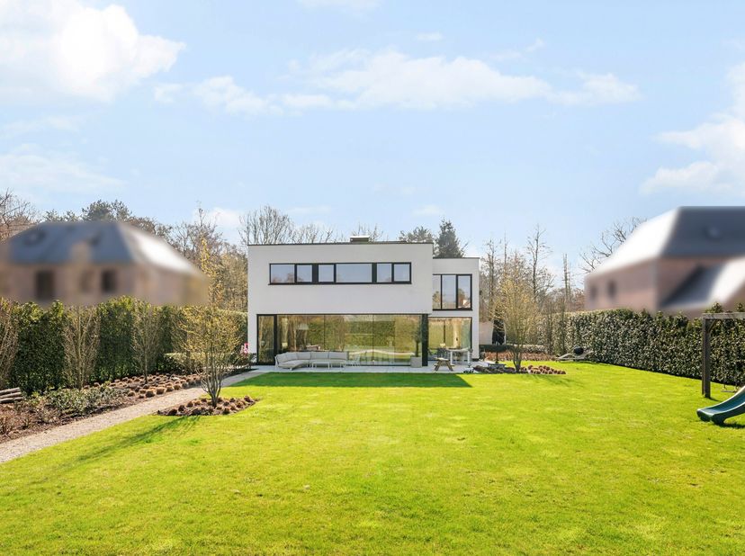 In een doodlopende straat, midden in het groene en kindvriendelijke Oud-Turnhout, bevindt zich deze bijzonder energiezuinige moderne villa op een mooi