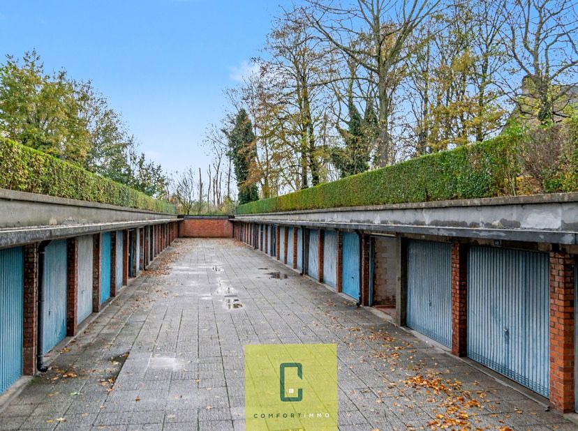 Garage te koop in residentie Caroline Baron Ruzettelaan 78 (achter de appartementen)<br />
<br />
handmatige poort, dichtbij station en centrum.<br />