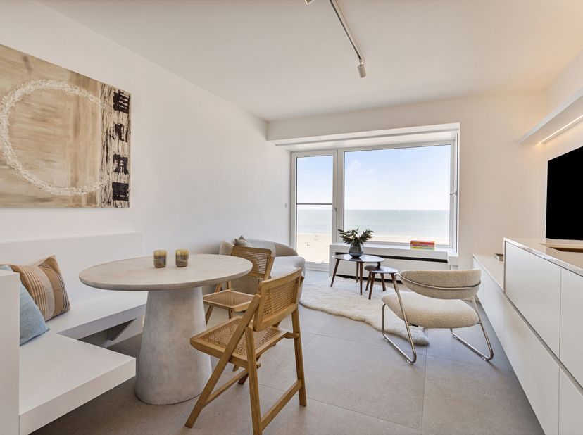 EXCLUSIEF: Prachtig gerenoveerd appartement, gelegen op de zeedijk op enkel passen van het Rubensplein. U geniet de ganse dag van een zeer aangename l