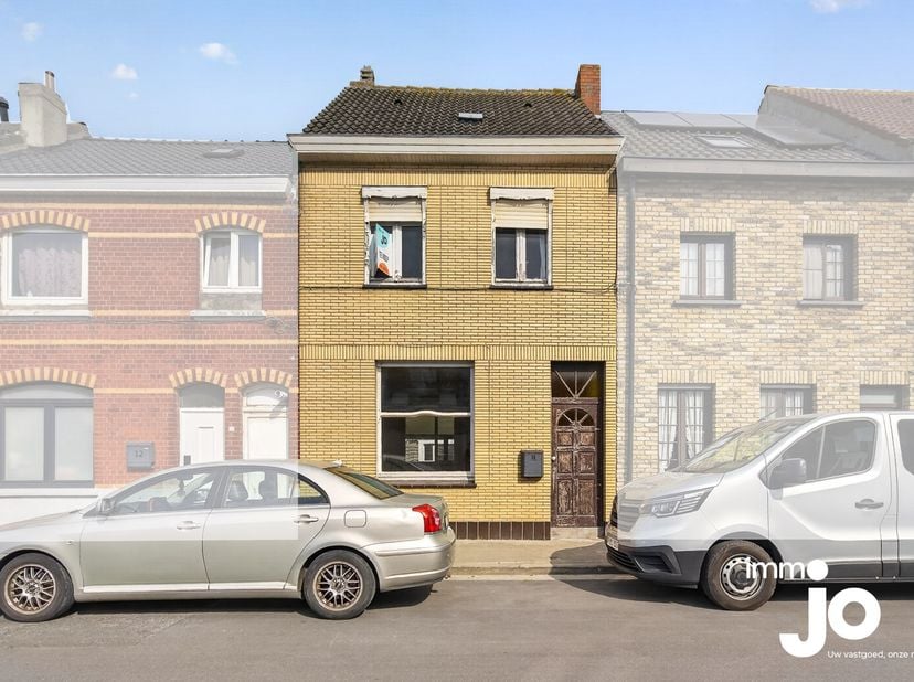 Deze op te frissen woning is gelegen in Bredene, op een rustige locatie en aan een scherpe prijs. Het pand biedt heel wat potentieel voor kopers die g