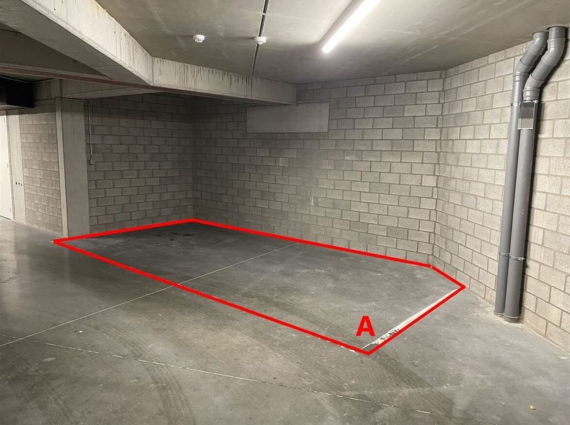 Deze twee autostaanplaatsen bevinden zich in een afgesloten, gelijkvloerse garage van een kleinschalig appartementsgebouw in de 's Boschstraat 13 in h
