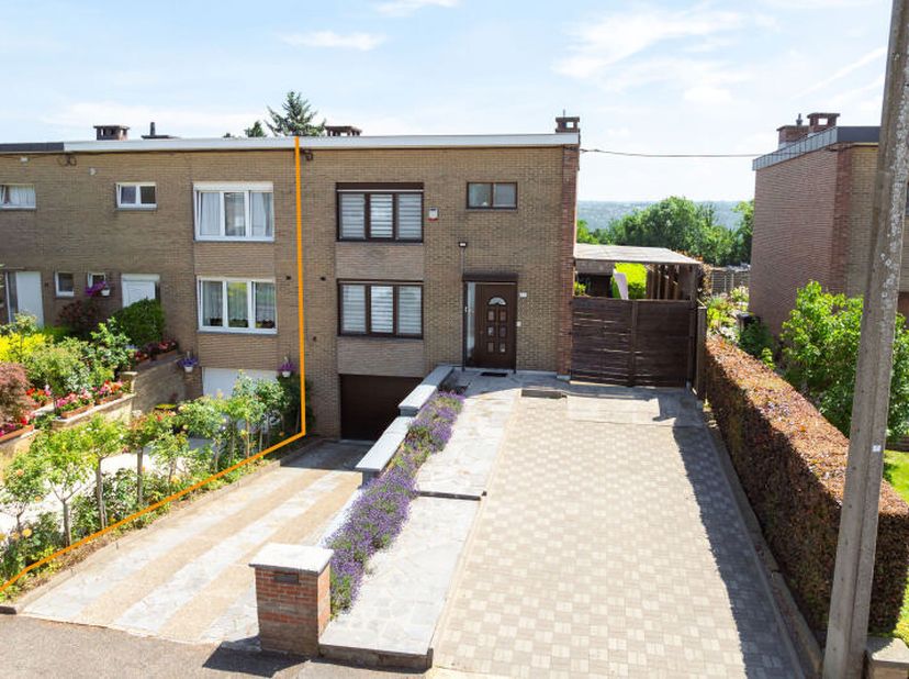 Charmante maison (+/- 107m² daprès PEB), 2 à 3 chambres, terrasse, beau jardin et garage bien située à Oupeye. Elle se compose comme suit : Sous-sol :