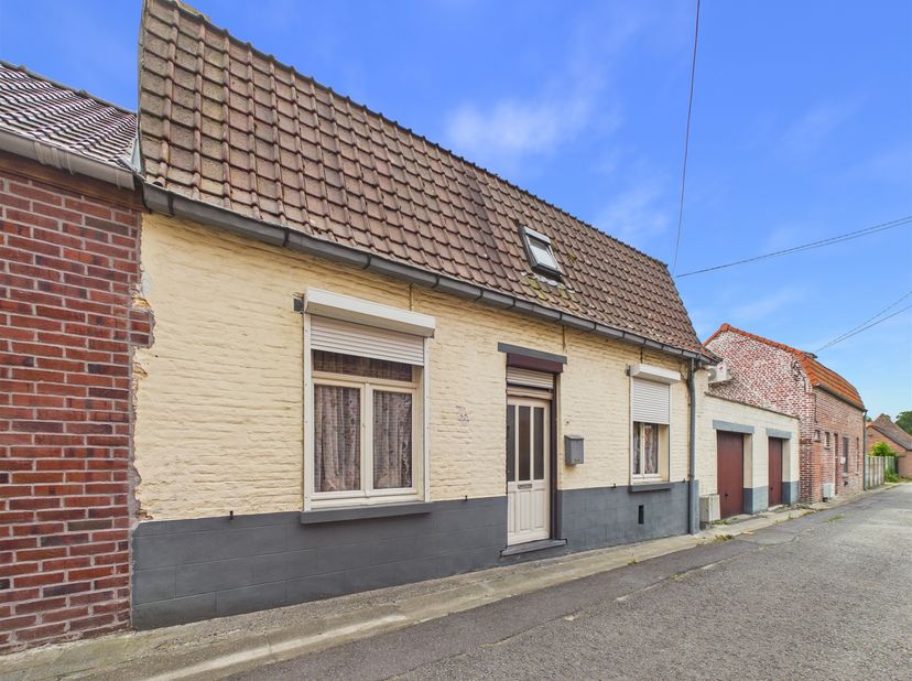 Découvrez cette maison 2 chambres située à Herinnes, bénéficiant d'un double garage.<br />
Le rez-de-chaussée se compose de deux pièces de vie de 20 m