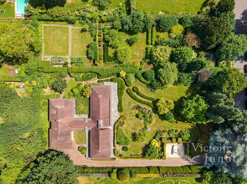 Ideaal gelegen in de exclusieve wijk Fort Jaco presenteert Victoire-Junot deze te renoveren villa van 520 m², gelegen op een zeldzaam perceel van 50 h