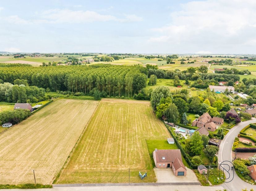 Met een totale oppervlakte van ca. 6.600 m² biedt dit perceel enorm veel potentieel. Ideaal voor een luxe-villa genietend van een waanzinnig uitzicht,