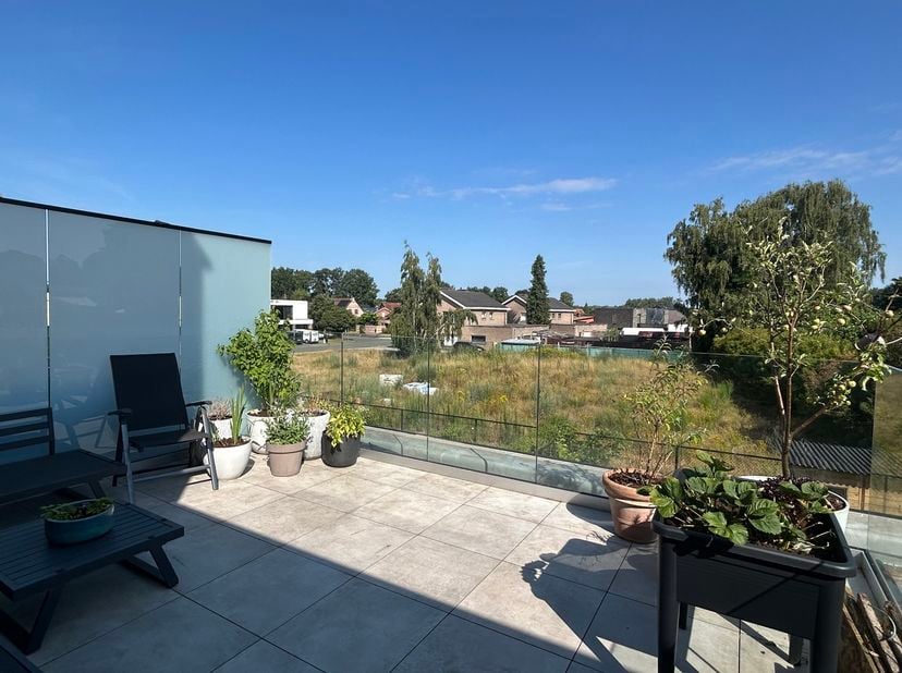 Dit appartement is gelegen op de eerste verdieping en is voorzien van 2 slaapkamers en een autostandplaats in de kelder. <br />
INDELING: <br />
Kelde