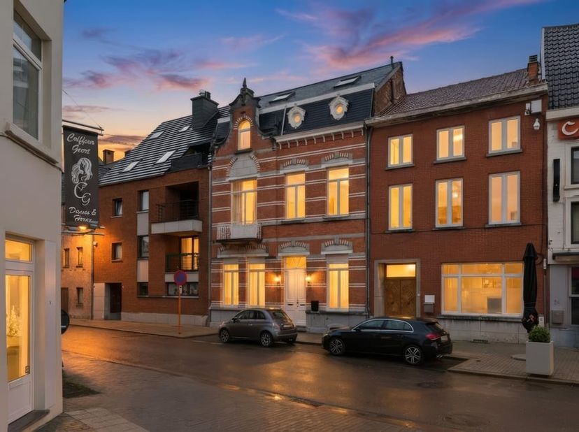 Op een absolute A-locatie, pal in het historische hart van Sint-Truiden, bevindt zich aan de Houtmarkt 20 een statig herenhuis dat luxe, authenticitei