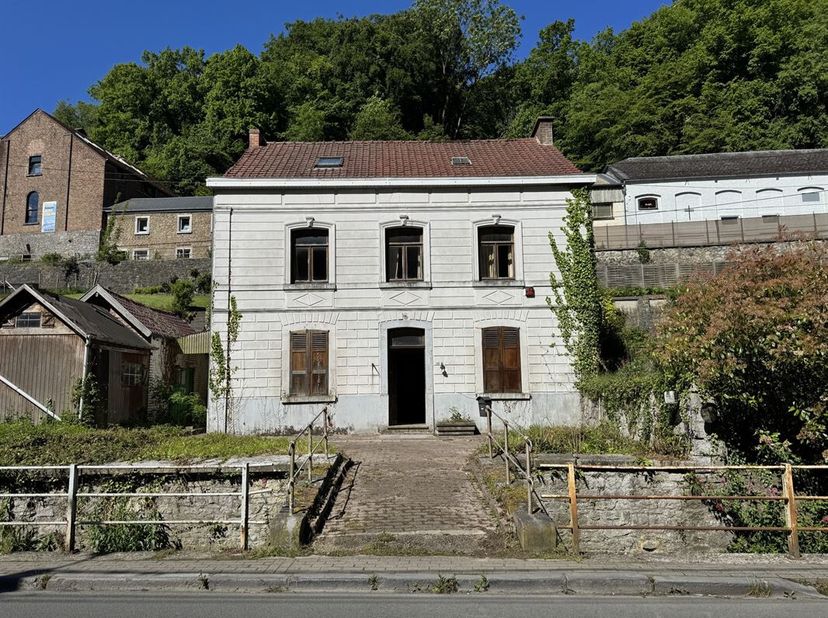 L'agence HOME EXPERT IMMO vous présente cette maison 4 façades à rénover entièrement, offrant un énorme potentiel et de nombreuses possibilités daména