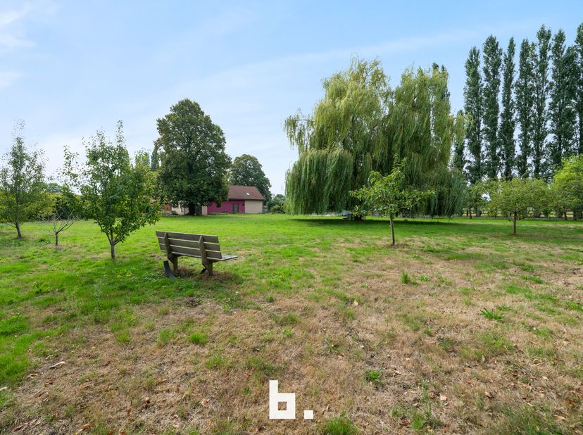 Deze eigendom situeert zich op een oppervlakte van 5.092 m². <br />
De plannen en de goedkeuring voor de verbouwingen zijn reeds aanwezig en kunnen du