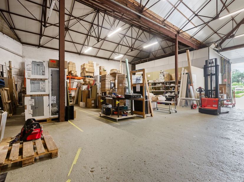 Bedrijfsgebouw met 593m² magazijn en 240m² burelen te Genk<br />
Het pand is gelegen aan de Lantmeetersweg te Genk, een strategische locatie binnen de