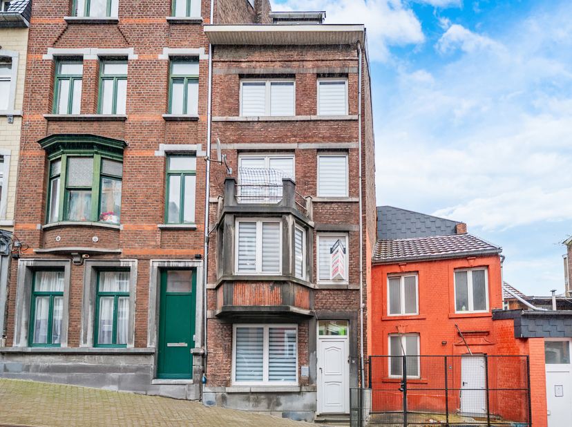 Easyhome stelt u deze charmante stadswoning voor, ideaal gelegen op slechts een steenworp van het stadscentrum van Luik, in de gegeerde wijk Mont Sain