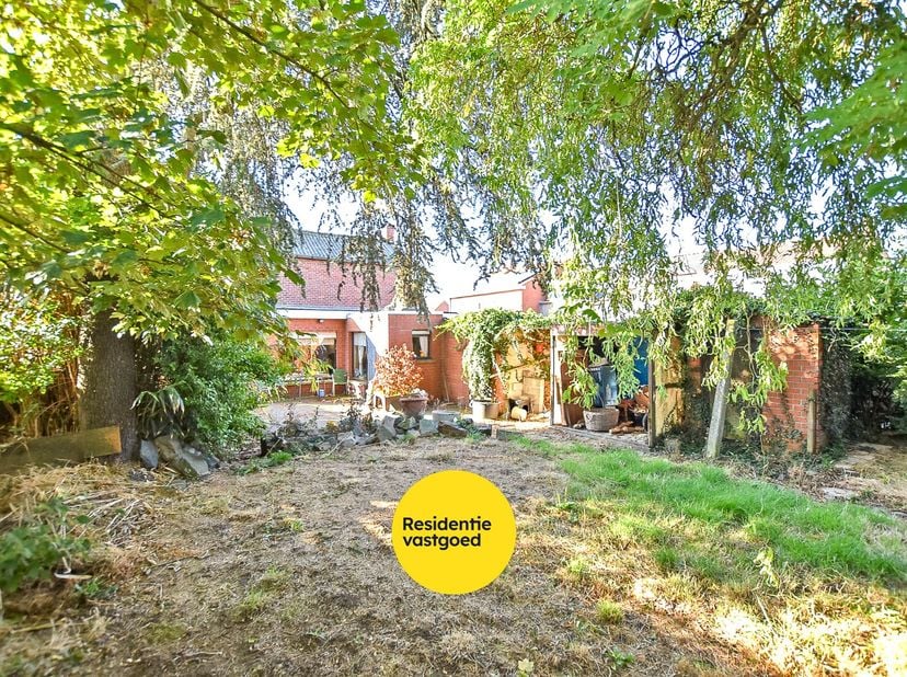 Te renoveren woning op een perceel van 392m² te Houthulst!<br />
Rustig gelegen, op het einde van een doodlopende straat, vinden we deze eigendom teru