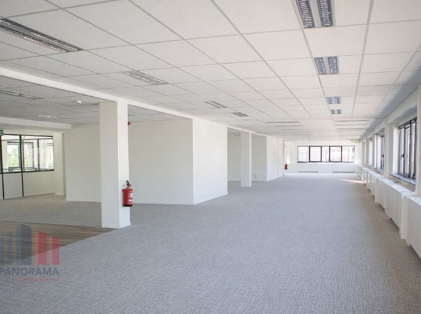 Bureaux de 587&amp;nbsp;m² à louer<br />
Idéalement situé à seulement 250 mètres de la sortie 18 du Ring de Bruxelles (R0), cet immeuble bénéficie d’un em