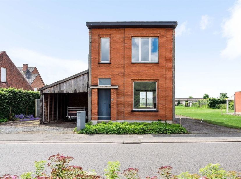 TE RENOVEREN OPEN BEBOUWING (139m²) MET DRIE SLAAPKAMERS  OP EEN  PERCEEL VAN 2.086 M² BIEDT TAL VAN MOGELIJKHEDEN OP TOPLOCATIE TE VREMDE<br />
In de