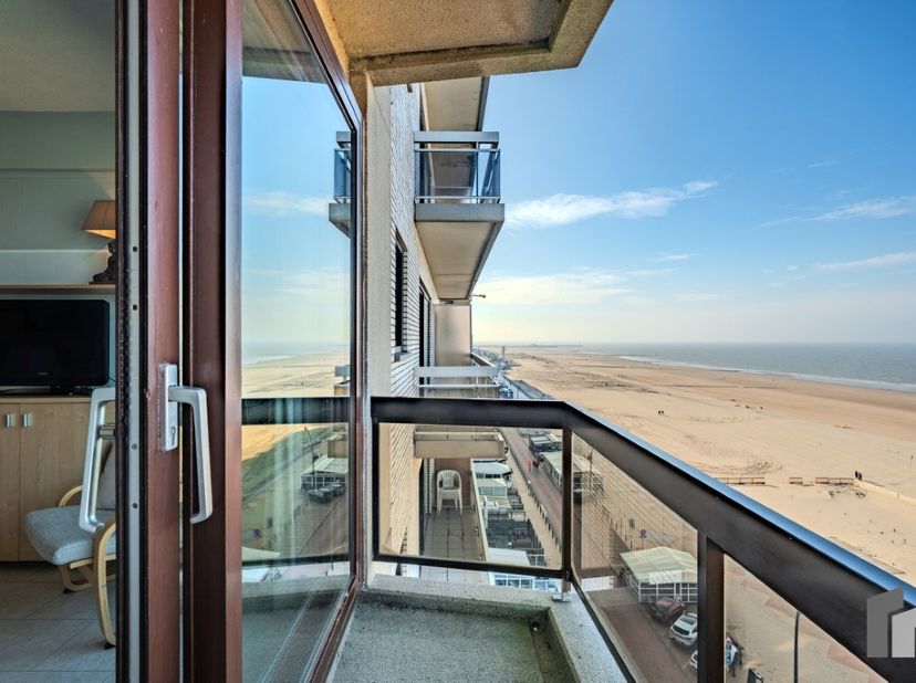 Dit appartement op de achtste verdieping van een verzorgde residentie combineert comfort, licht en een prachtig zeezicht. De ruime leefruimte heeft to
