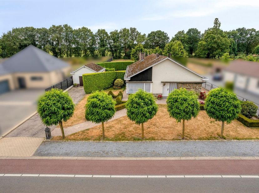 Charmante, gelijkvloerse woning met 3 slaapkamers, vrijstaande garage en uitzonderlijk ruime, zuidgerichte tuin op een prachtig perceel van 21a38ca in