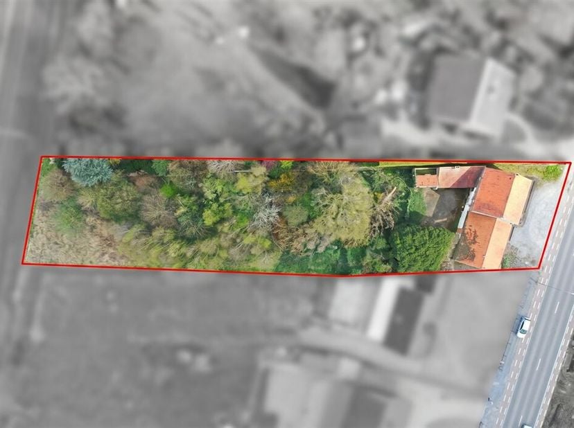 Dit handelspand met woonst, gelegen op een perceel van 21a30ca langs de Steenweg in Diepenbeek, vormt een interessante opportuniteit voor ontwikkelaar