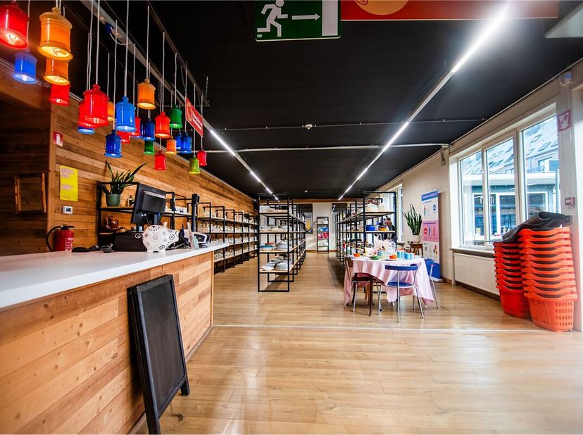 Immeuble commercial de 1.400m2 en plein centre ville à proximité de deux parkings publics !<br />
En plein centre ville, nous trouvons cet immeuble co