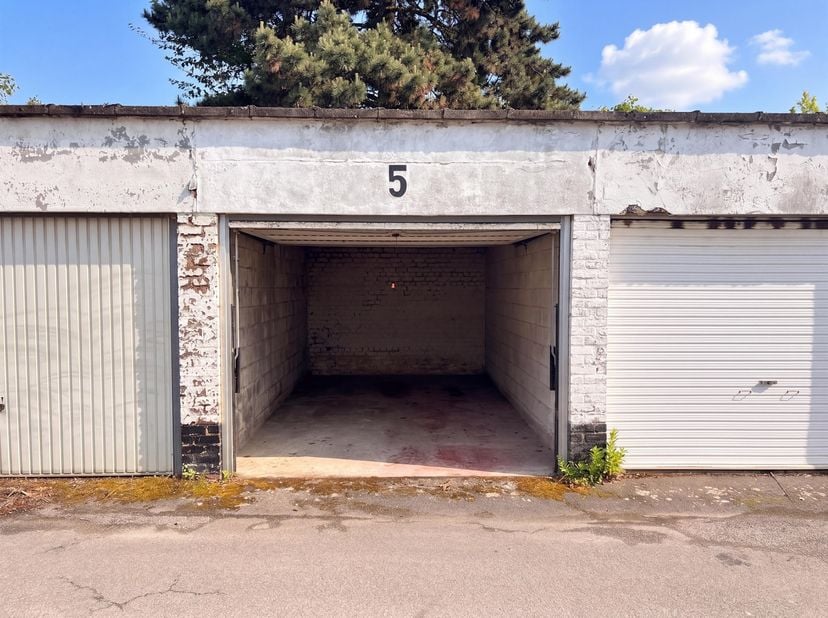 Deze garagebox biedt een praktische oplossing voor wie op zoek is naar een veilige parkeerplaats of opslagruimte in de buurt. Parkeren in de straat is