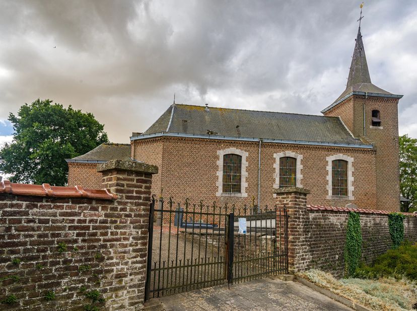 Deze voormalige kerk, gelegen aan de Norbertijnenlaan 2 in Batsheers, biedt een unieke kans voor wie op zoek is naar een pand met karakter en potentie