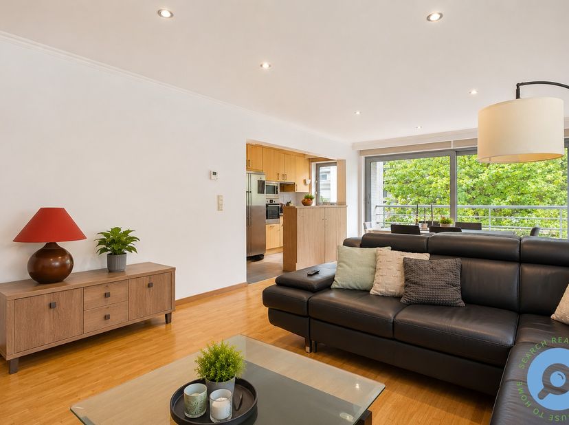 Dit instapklare drie slaapkamer appartement (120m2) is centraal gelegen op de Dascottelei te Deurne, in de onmiddellijke omgeving van openbaar vervoer