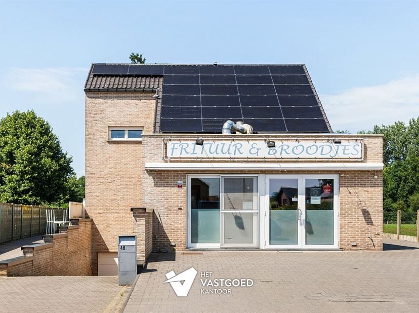 Ruime woonst met veel potentieel die momenteel ingericht is als frituur gelegen op een ruim perceel van 10a66ca te Korspel.<br />
<br />
Belangrijks