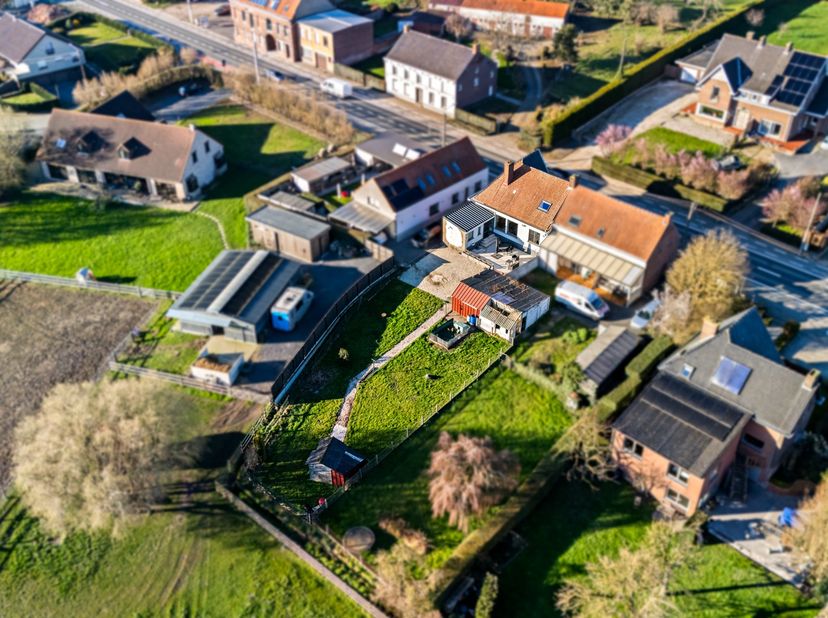 Deze halfopen bebouwing in Koolskamp combineert landelijke rust met een vlotte bereikbaarheid.<br />
<br />
De woning is gelegen op een zuidgericht pe