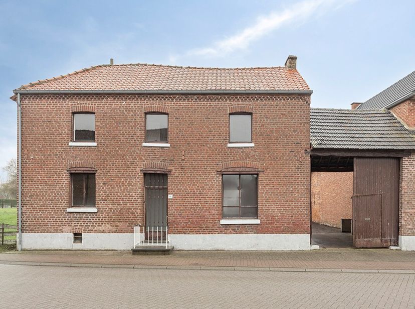 Contacteer Raf voor een bezoek: 0484325180.&amp;nbsp;Deze woning biedt een bewoonbare oppervlakte van 177 m² en ligt in een rustige, landelijke omgeving v