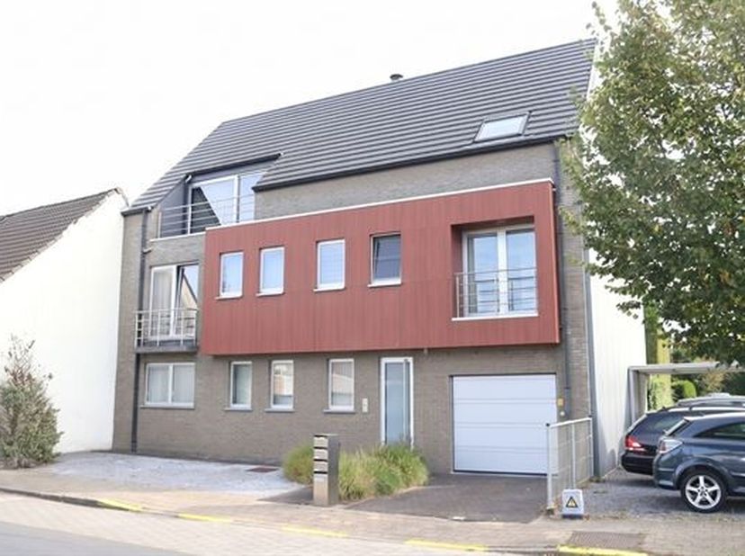 LUMINEUS, GEZELLIG EN GOED ONDERHOUDEN APPARTEMENT 87M² MET 2 SLAAPKAMERS, TERRAS 10M² EN BUITEN-AUTOSTAANPLAATS.<br />
 1ste verdieping met lift -  l