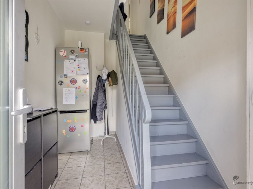 Een rustig gelgen duplex appartement met inkomhal (voorgevel), op de eerste verdieping een open leefruimte en keuken, badkamer (toilet, douche en wast