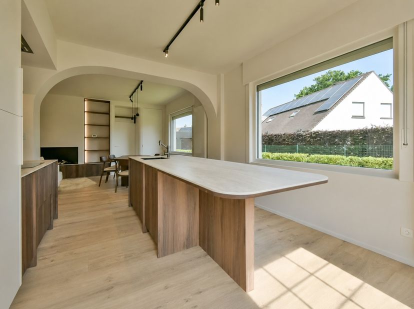 Welkom in de Wingensestraat 5, een gerenoveerde woning met garage, autostaanplaats en zonnige tuin. Rustig gelegen in het charmante Hertsberge, op een