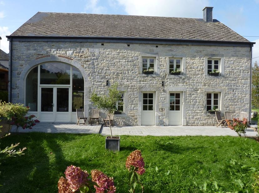 Fermette 4 facades de caractère en pierres du 19e avec une magnifique facade classée.  La fermette a eté entierement rénovée et reconstruite en béton
