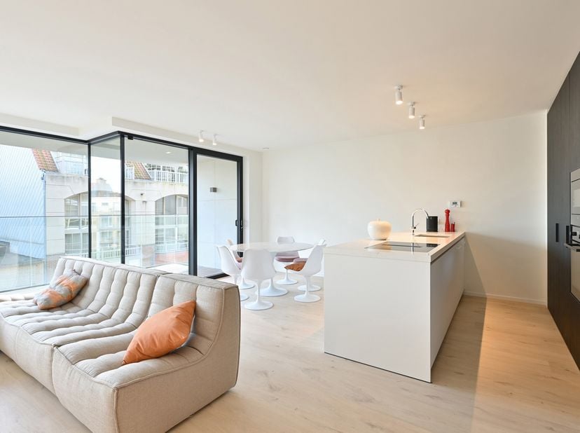 Gemeubeld recent 3 slaapkamer zuid gelegen vlakbij het Rubensplein te huur.<br />
Inkom met vestiaire en gastentoilet, zonnige ruime woonkamer uitgeve