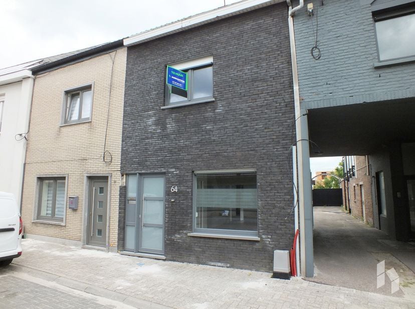 Gerenoveerde stadswoning ( 130 m²) met 2 slaapkamers, een garage en autostaanplaats in het centrum van Lommel.<br />
INDELING: <br />
Gelijkvloers: in