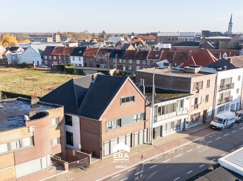 [[ DIT PAND NEEMT DEEL AAN DE ERA OPEN HUIZEN DAG OP 13/6 VAN 9:30 TOT 10:30 ]] eze charmante halfopen bebouwing, gelegen in het centrum van Maaseik,