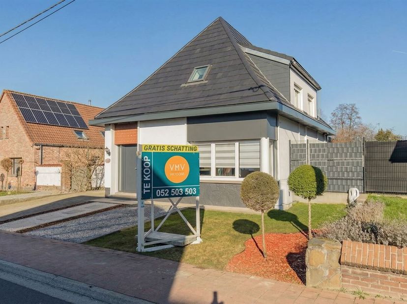 Située dans le charmant Malderen, cette élégante maison rénovée offre une combinaison de confort, de luminosité et de finitions raffinées. L'allée soi