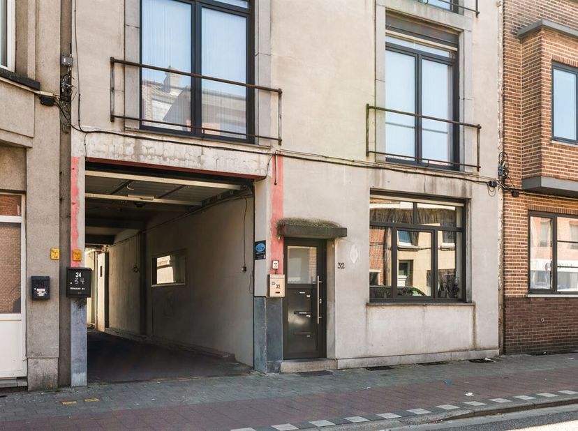 Op de Sterckshoflei in Deurne vind je 4 grote opslagruimtes, 1 kantoorruimte en parkingmogelijkheden op een terrein van 567 m² (geregistreerde oppervl