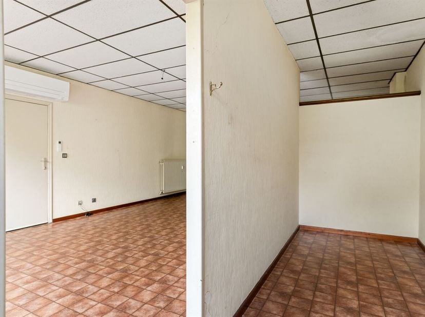 Op te frissen gelijkvloersappartement met terras en grote kelder<br />
Richtprijs: 199.000 euro<br />
Dit appartement is gelegen op wandelafstand van