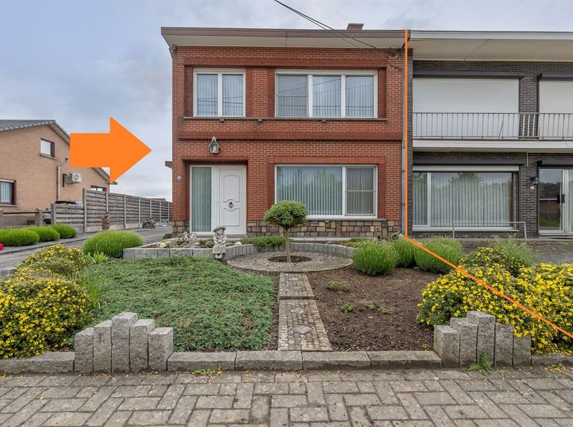 Op te frissen woning met 3 slaapkamers, ruime tuin en apart bijgebouw te Zichem<br />
Deze halfopen woning ligt op een mooi perceel van 8a17 en heeft