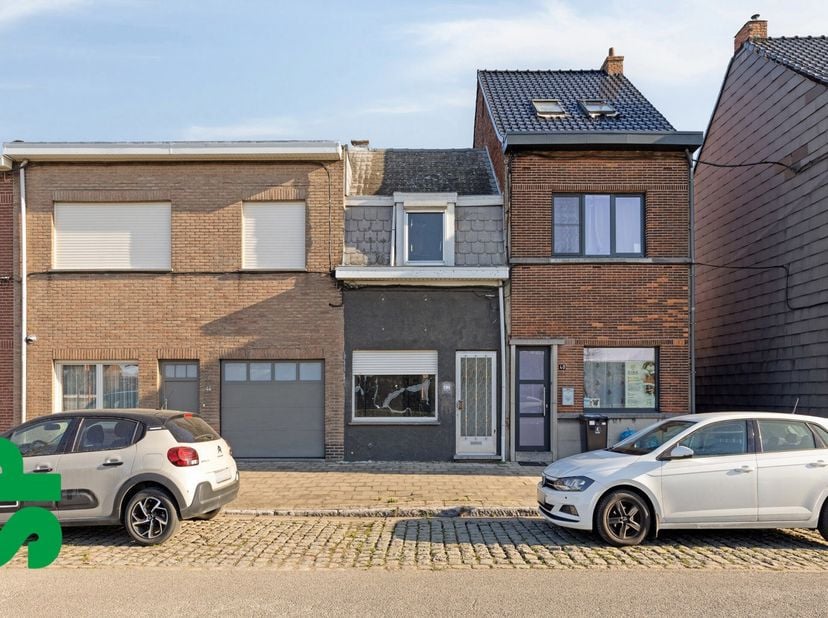 Te renoveren woning met twee slaapkamers en veel potentieel. <br />
Indeling van de woning:<br />
inkomhal, leefruimte met aansluitend de keuken, een