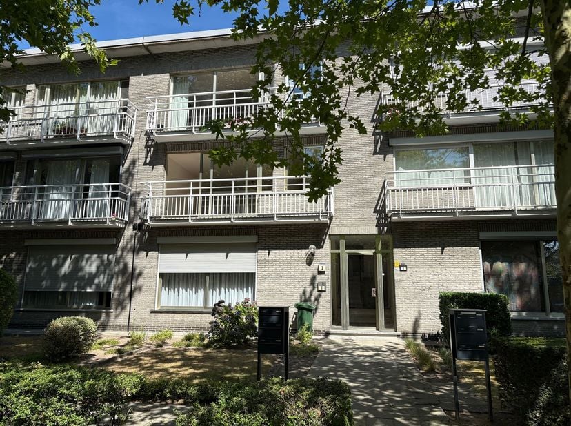 Appartement de 2 chambres avec place de parking souterraine et terrasse<br />
<br />
Situation : <br />
L'appartement est situé dans une impasse à Bra