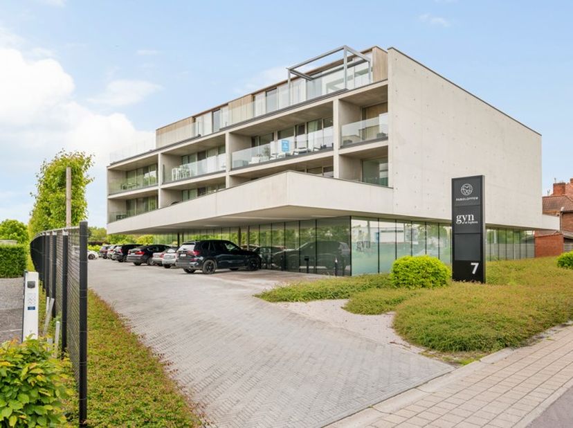 In het hart van Loppem, deelgemeente van Zedelgem, bevindt zich dit recente en bijzonder energiezuinige appartement, afgewerkt in 2020 en gelegen op e
