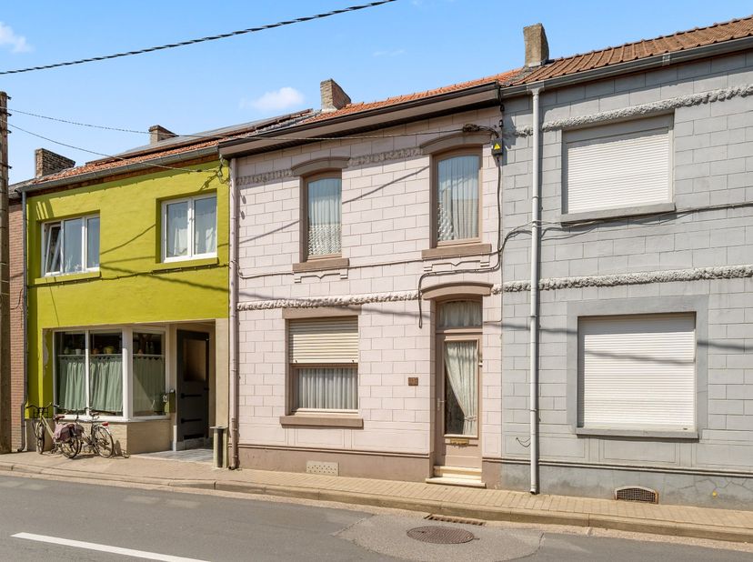 Deze standaard rijwoning in Attenhoven is de perfecte plek voor een gezin dat op zoek is naar een comfortabele en praktische woning. De woning beschik