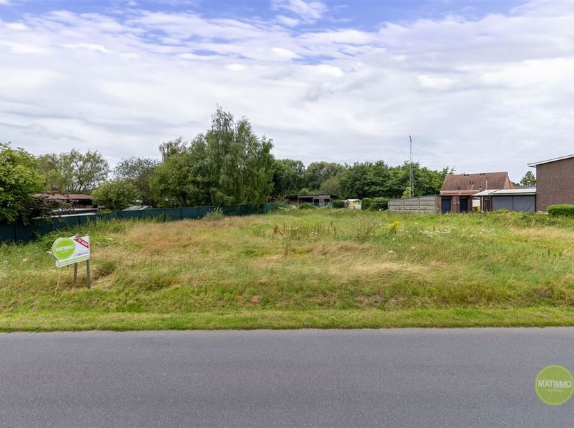 Dans une rue calme et verdoyante de Balen-Hulsen, nous trouvons ces deux spacieux terrains à bâtir pour une construction jumelée. <br />
Lot 1 : Surfa