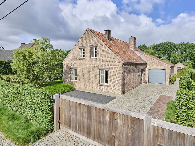 Ben je op zoek naar een hedendaagse en comfortabele gezinswoning prachtig in het groen? Dan is deze woning op een perceel van 18are 24ca precies wat j